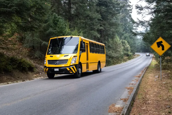 Camión escolar equipado para transporte seguro de estudiantes
